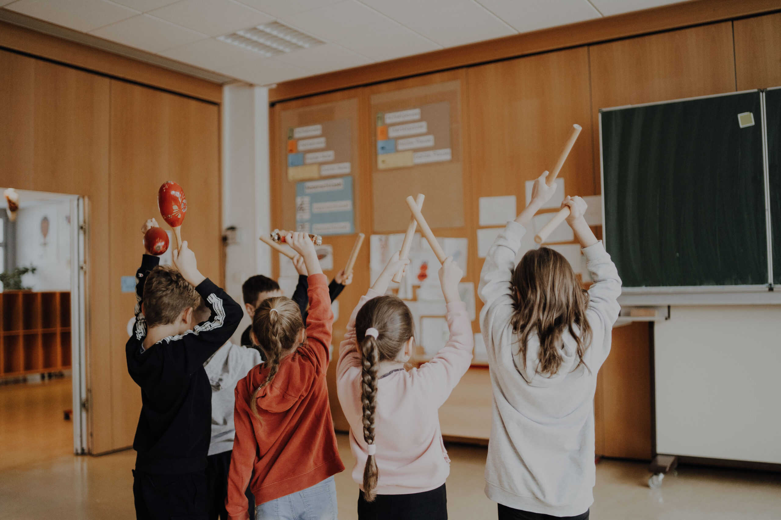 Kinder tanzen im Klassenraum