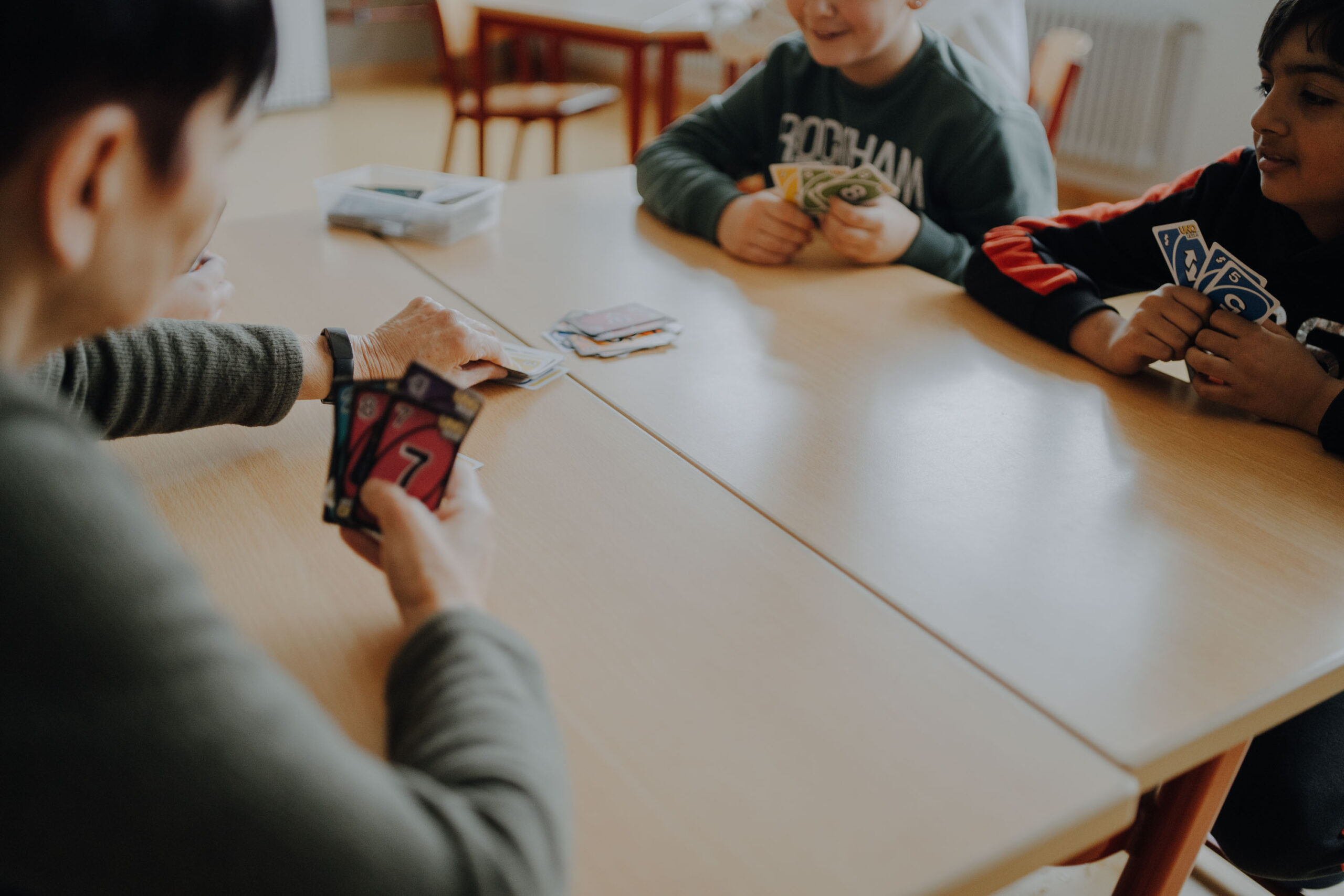 Kinder beim Karten spielen