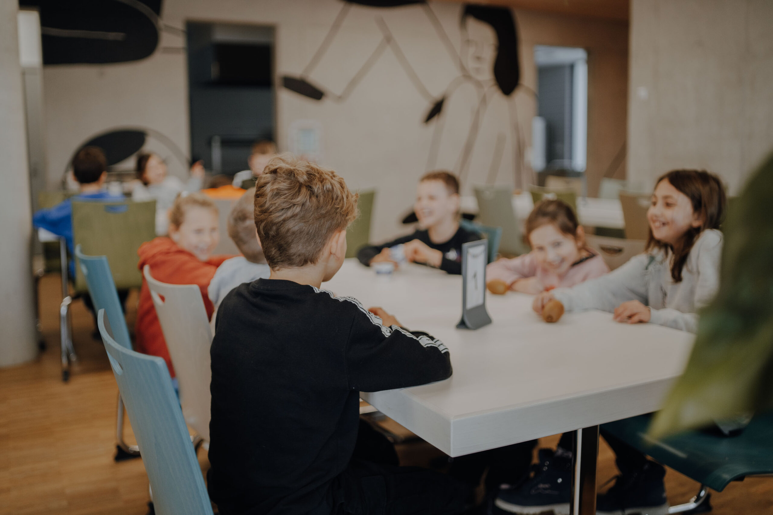 Kinder in der Schulkantine