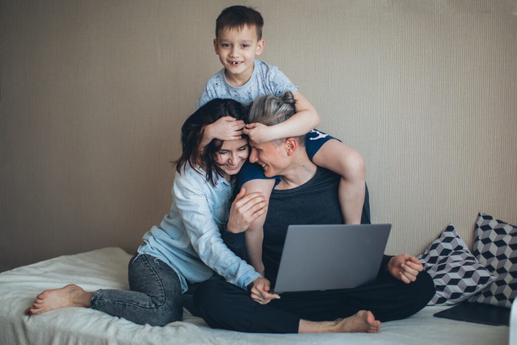 Eltern mit Kind am Laptop