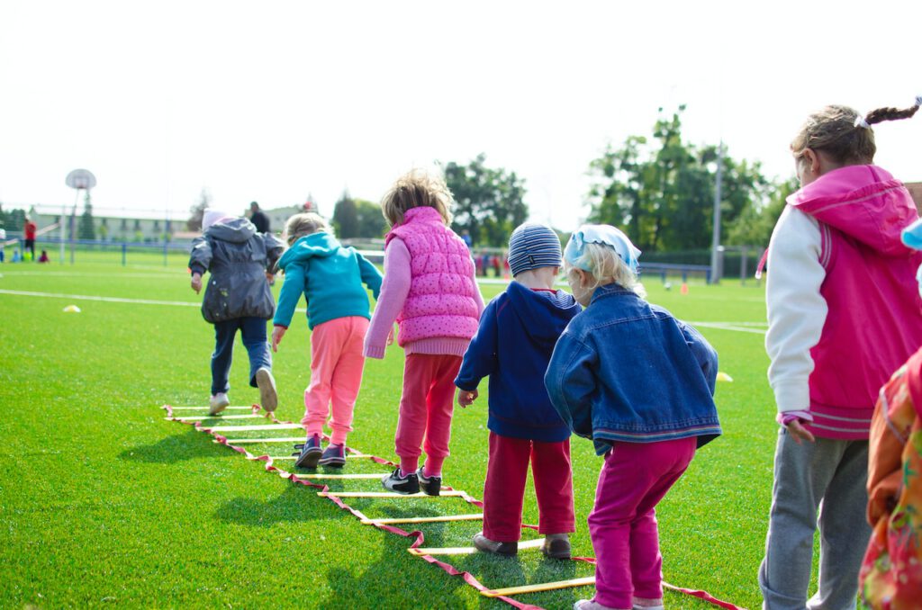 Kinder beim Spielen draußen