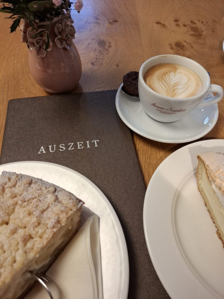 Kaffee und Kuchen im Hotel